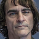 Ilustración para el artículo titulado La primera imagen de Joaquin Phoenix como el Joker es extrañamente inquietante